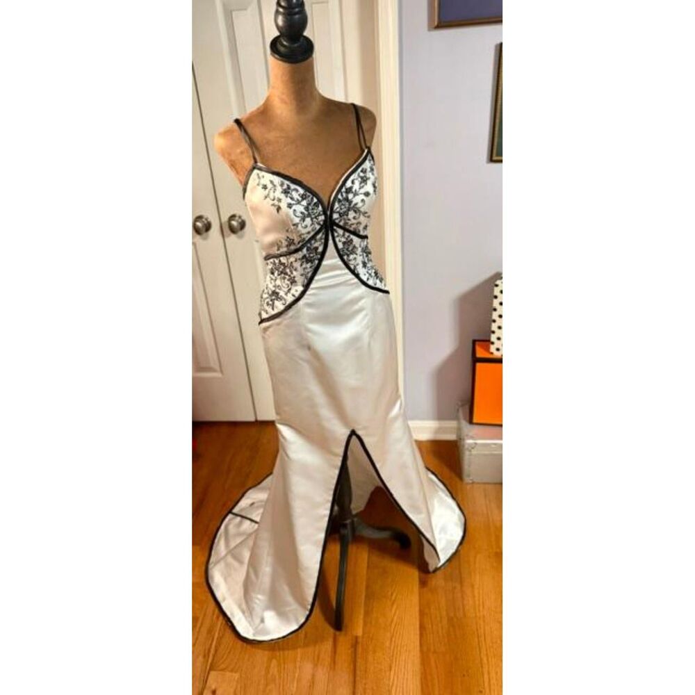 Vintage 90s Mori Lee Ivory Black Beaded High-Low Prom/Pageant Gown Size 5/6